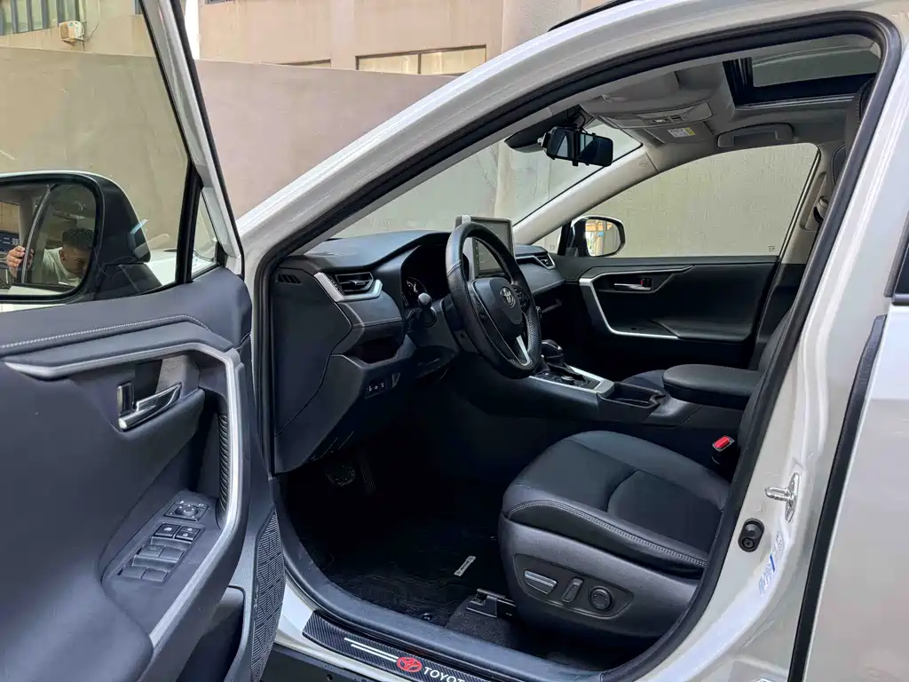 Toyota RAV4 — фото 7