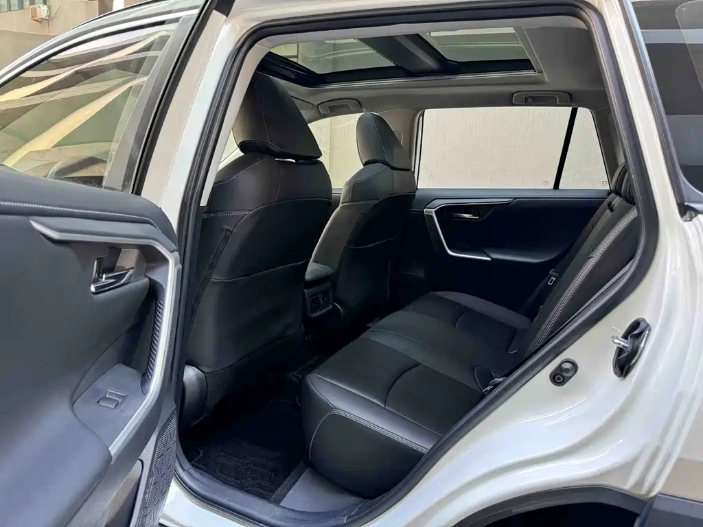 Toyota RAV4 — фото 8