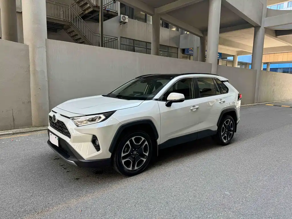 Toyota RAV4 — фото 1
