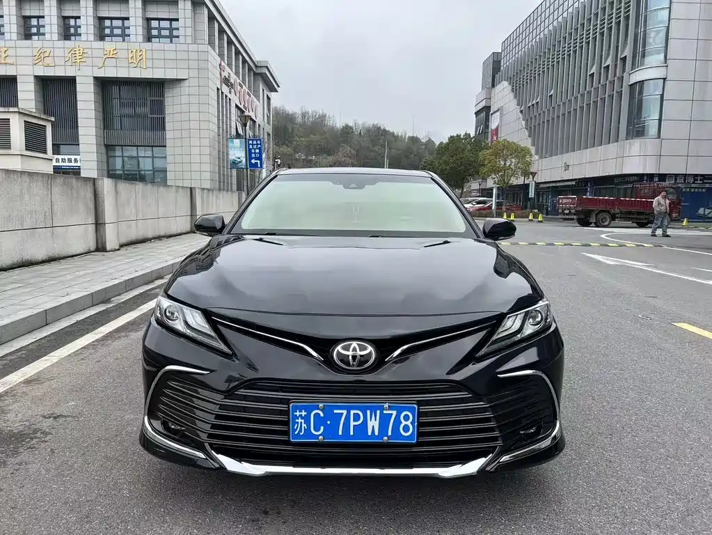 Toyota Camry — фото 2