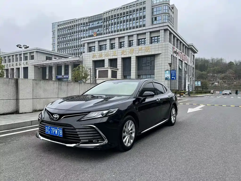 Toyota Camry — фото 1