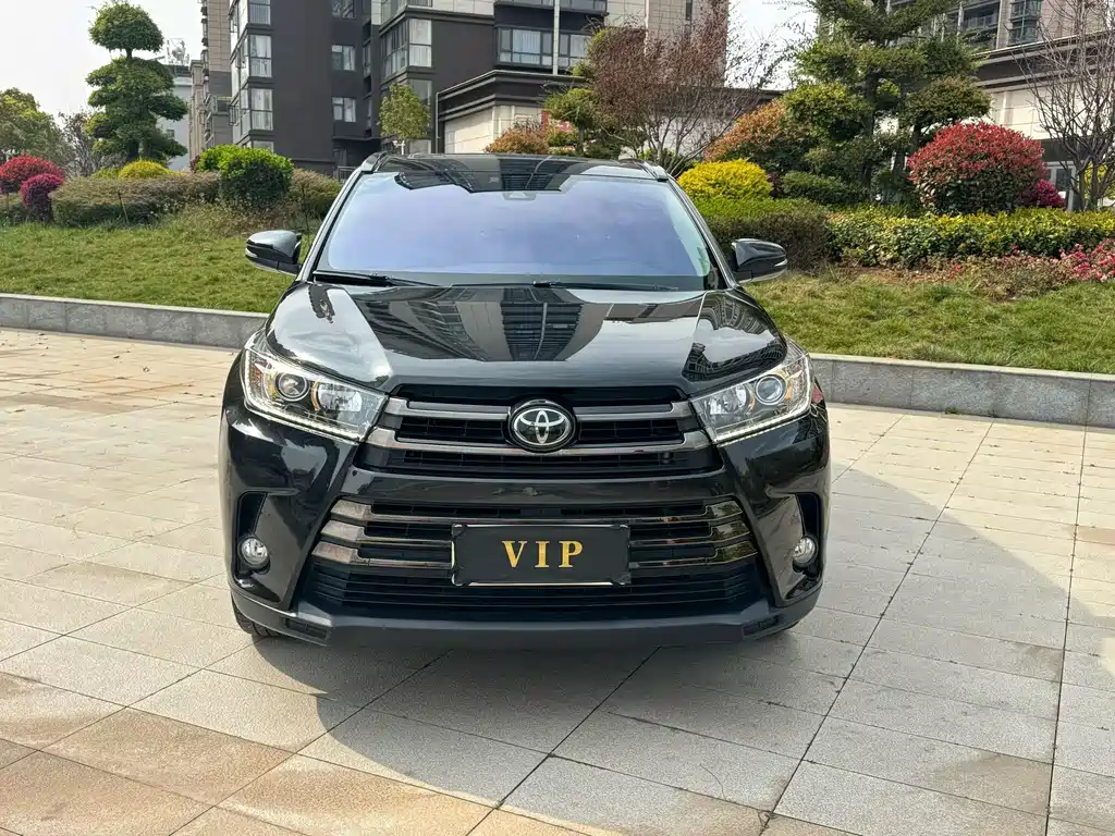 Toyota Highlander — фото 1