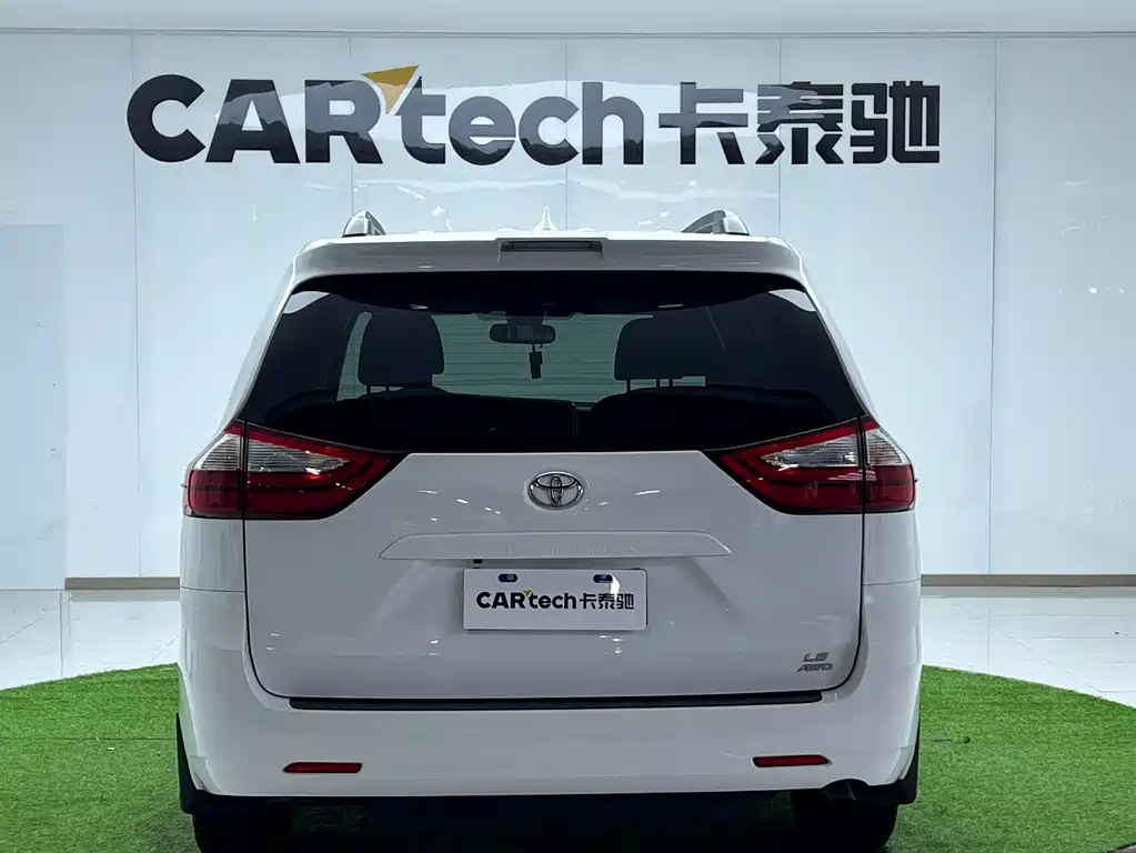 Toyota Sienna — фото 2