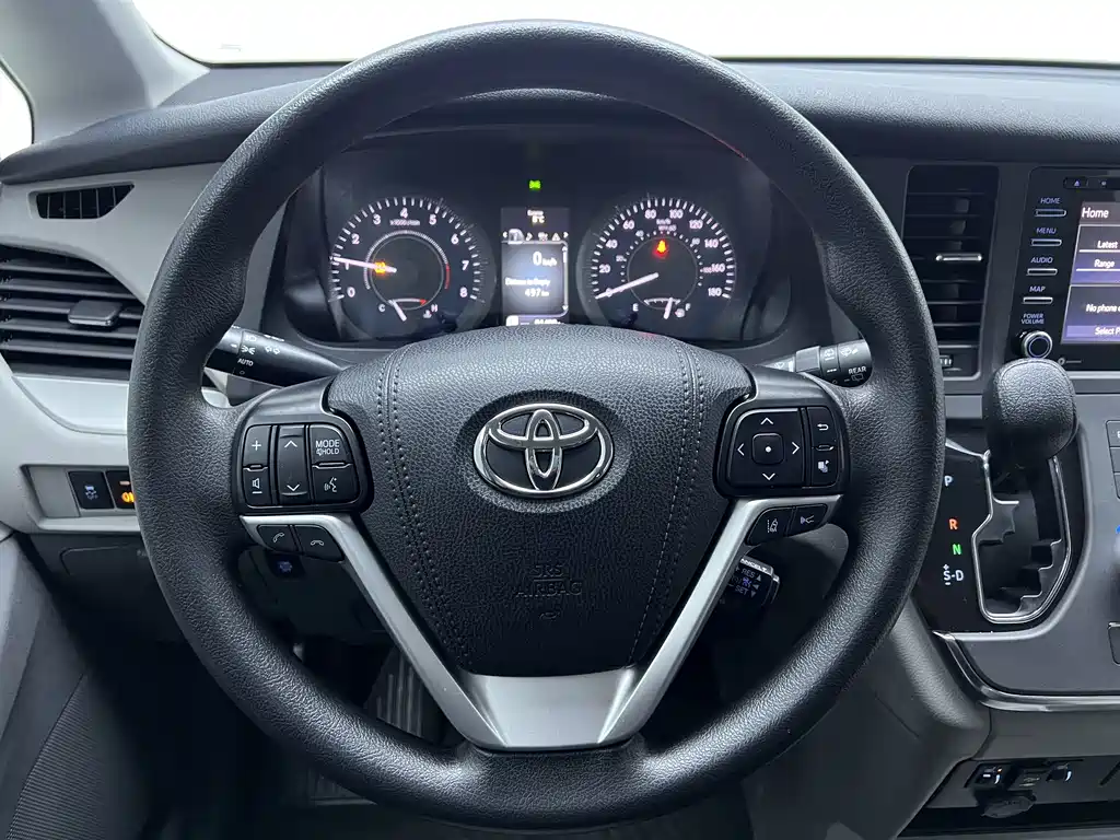 Toyota Sienna — фото 13