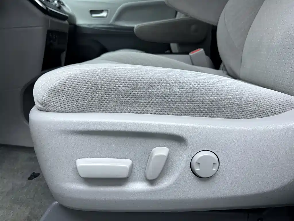 Toyota Sienna — фото 15