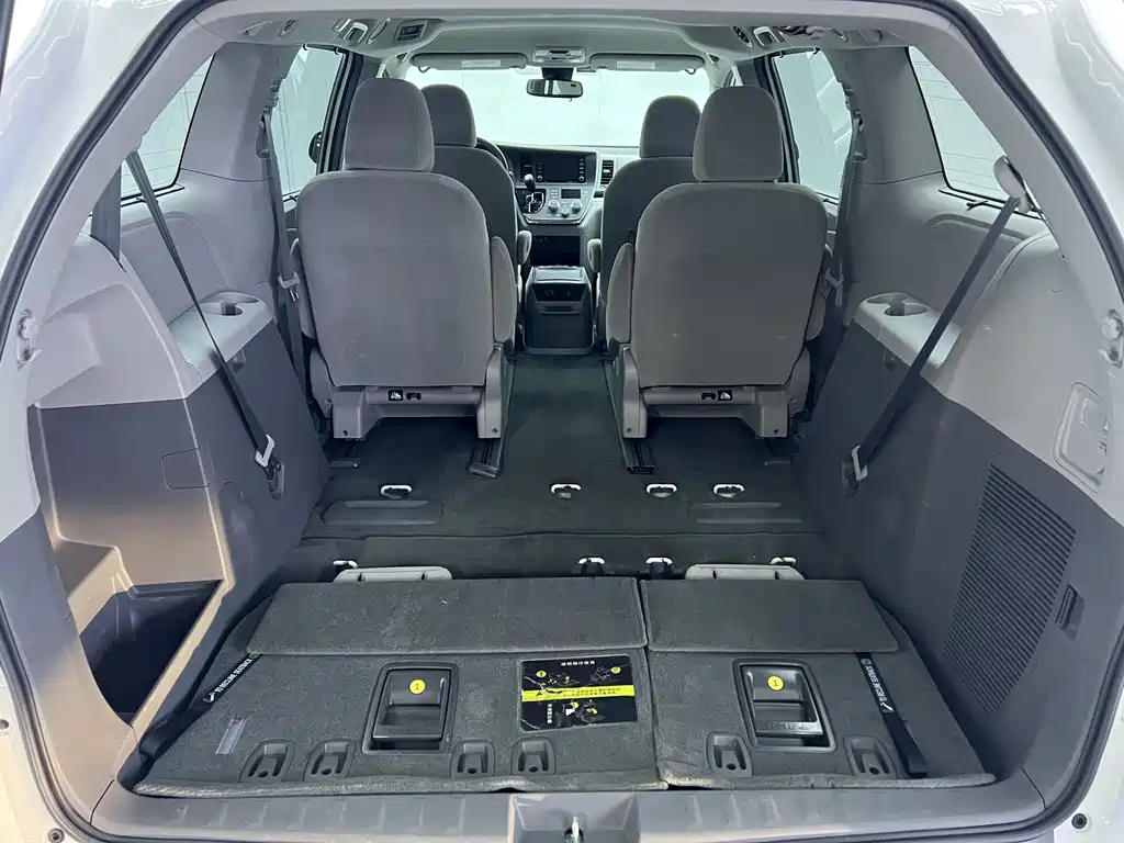 Toyota Sienna — фото 18