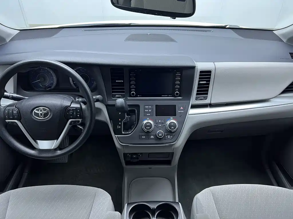 Toyota Sienna — фото 19