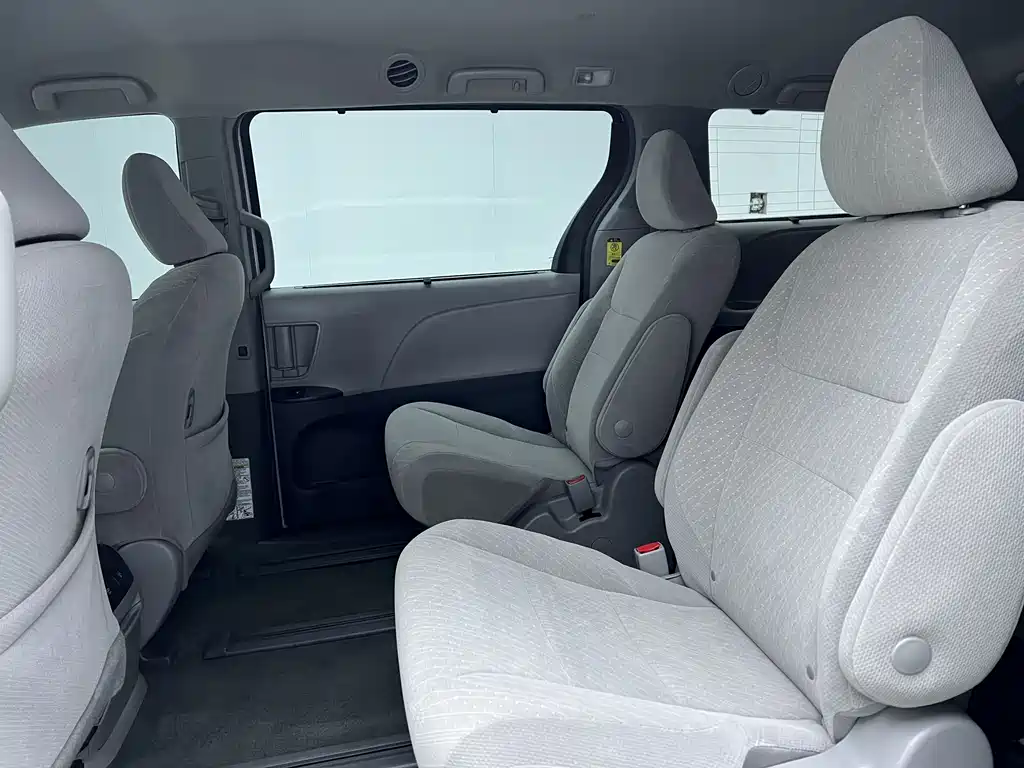 Toyota Sienna — фото 20