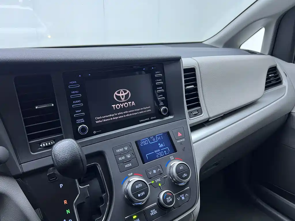 Toyota Sienna — фото 21