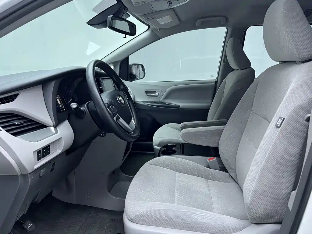 Toyota Sienna — фото 22
