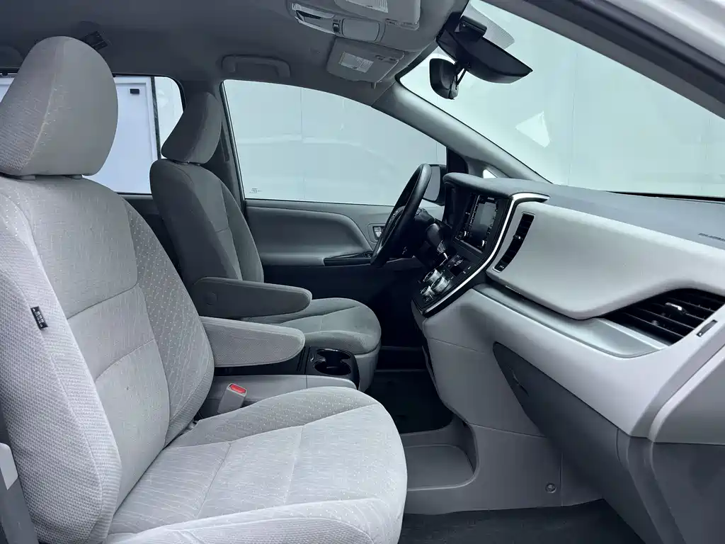 Toyota Sienna — фото 23