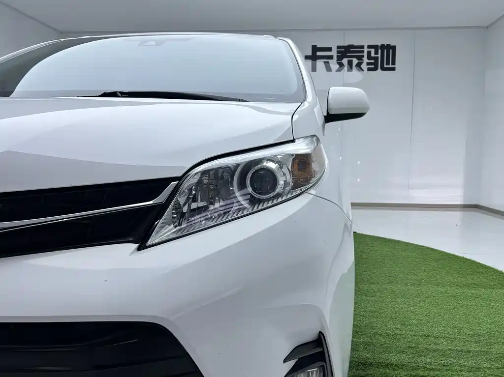 Toyota Sienna — фото 27