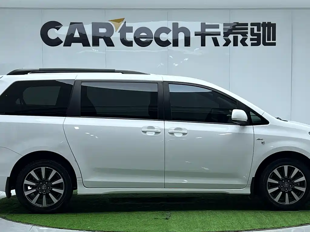 Toyota Sienna — фото 4