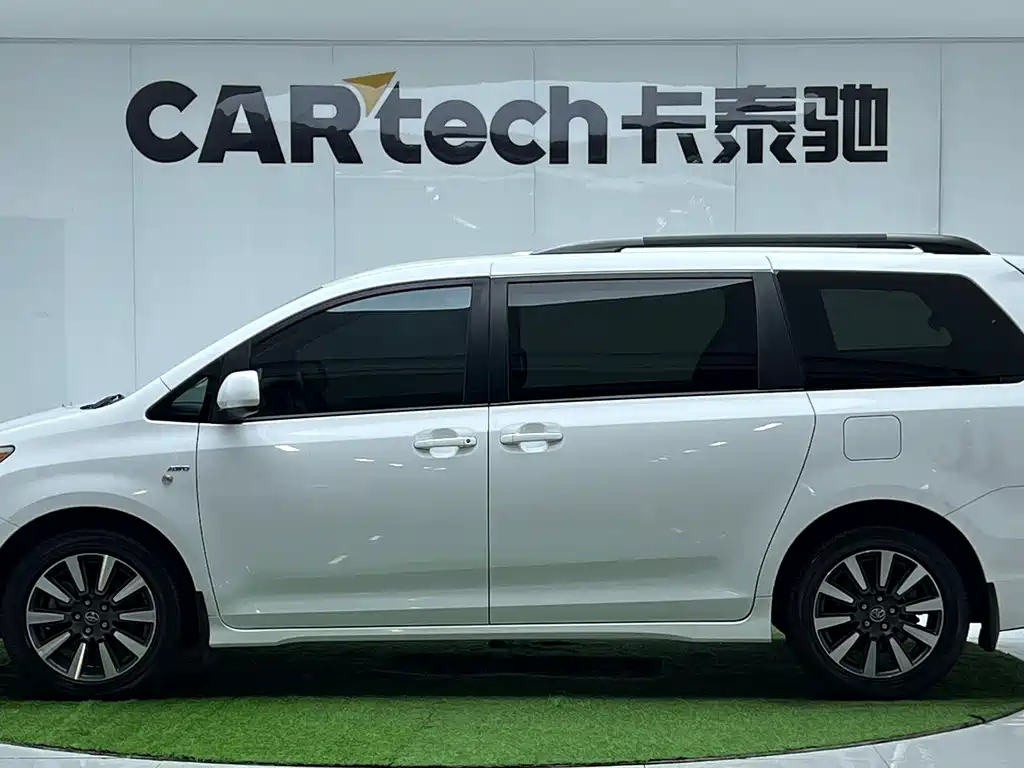 Toyota Sienna — фото 8