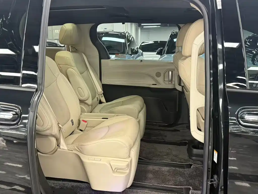 Toyota Sienna — фото 9