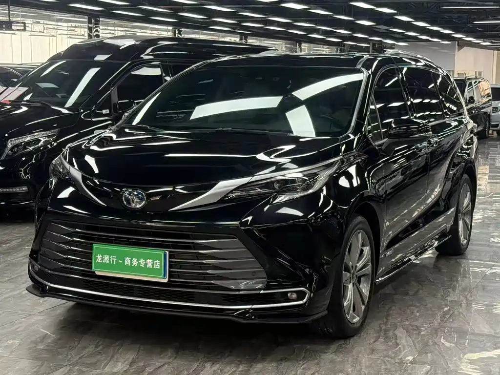 Toyota Sienna — фото 1