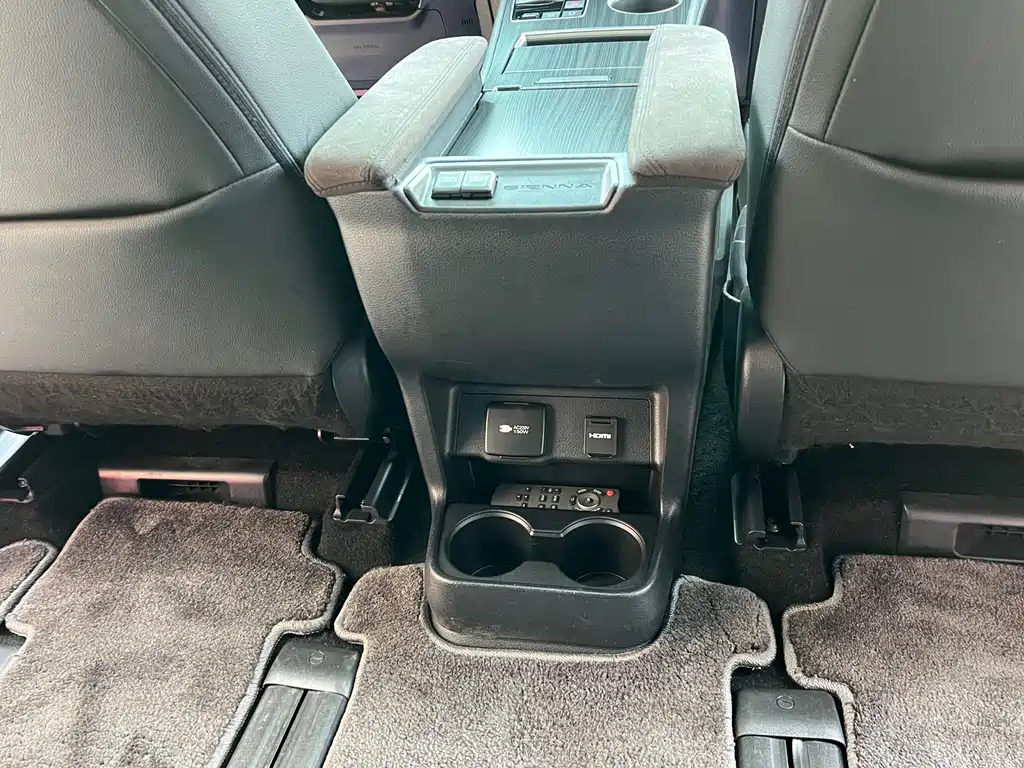 Toyota Sienna — фото 26