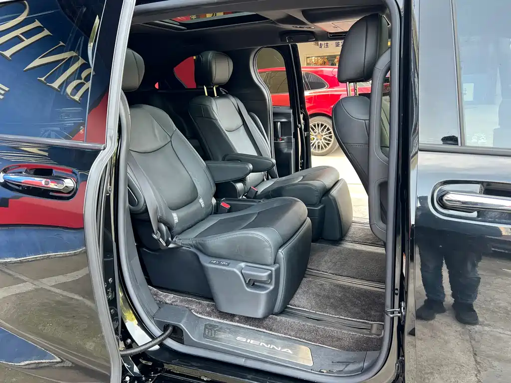 Toyota Sienna — фото 31