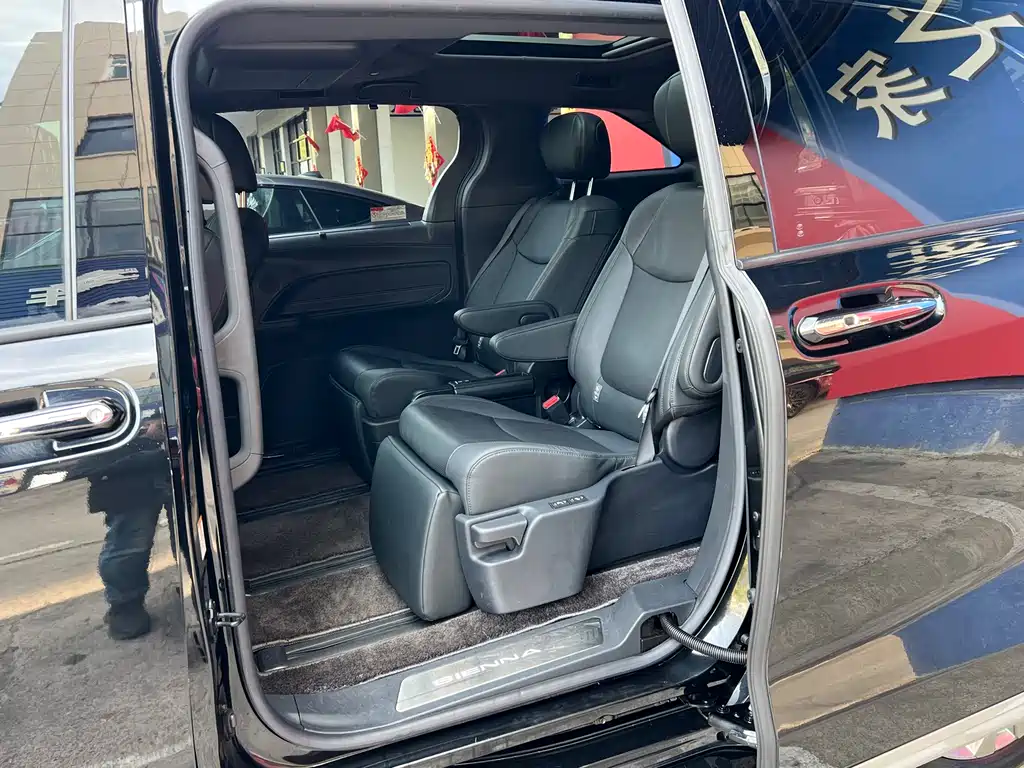 Toyota Sienna — фото 37