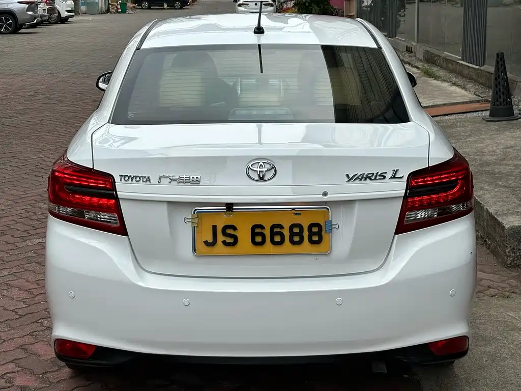 Toyota Yaris L — фото 11