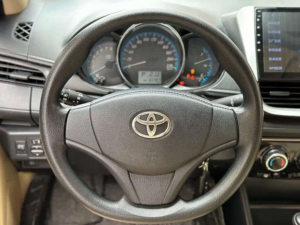 Toyota Yaris L — фото 5