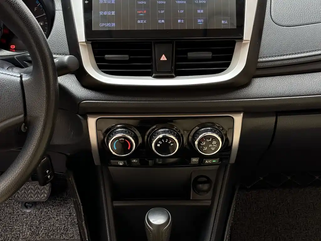Toyota Yaris L — фото 6
