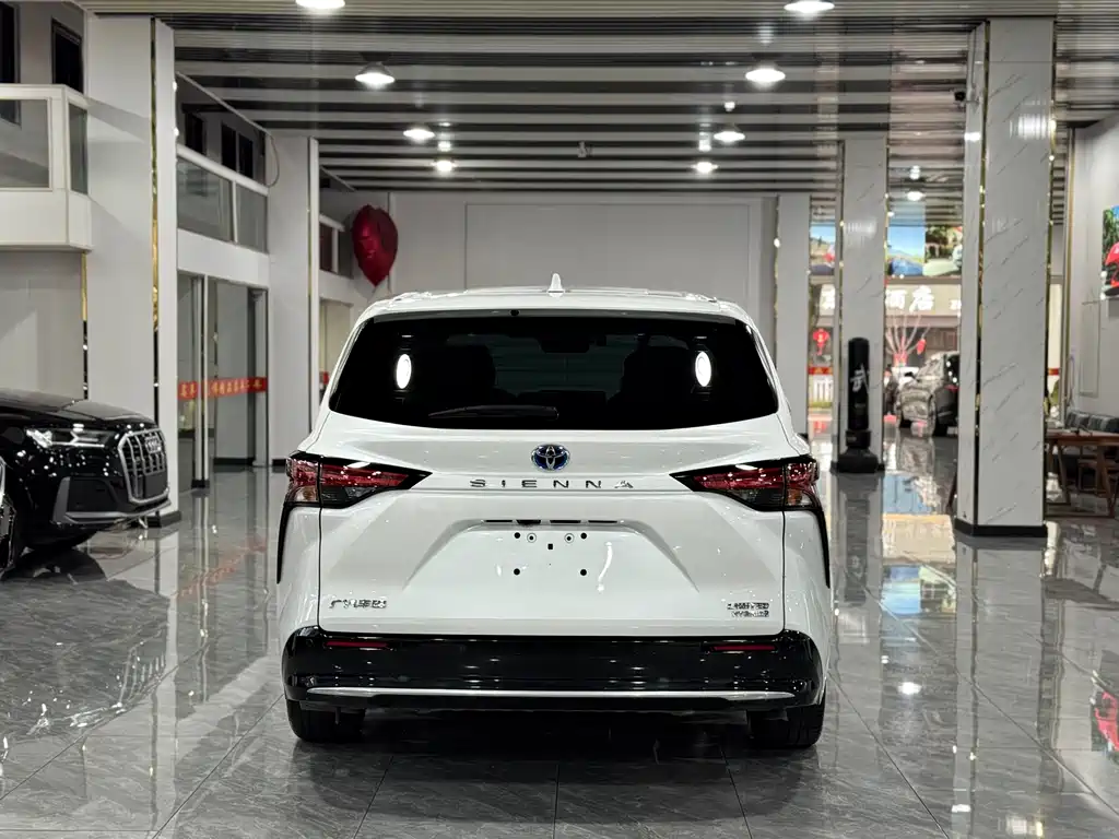 Toyota Sienna — фото 14