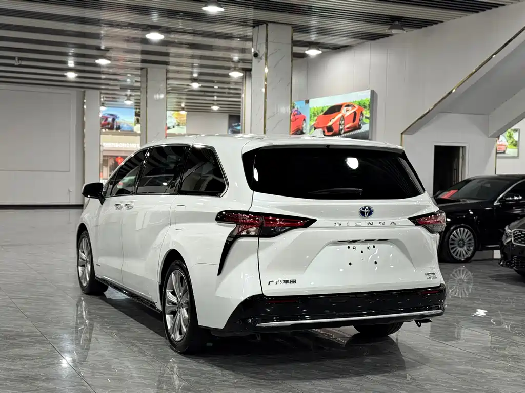 Toyota Sienna — фото 15