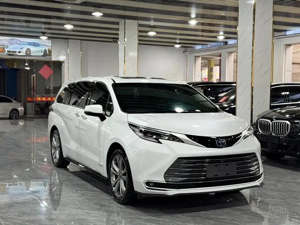 Toyota Sienna — фото 3
