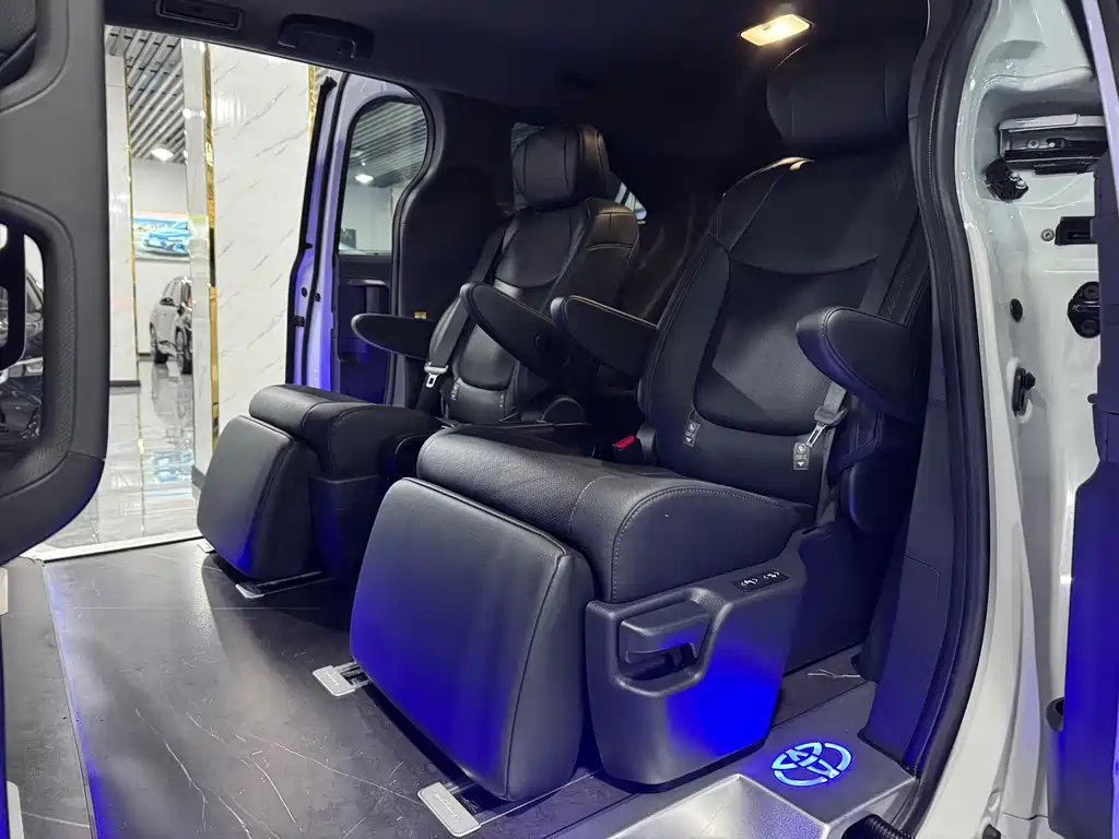 Toyota Sienna — фото 5
