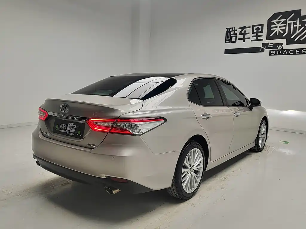 Toyota Camry — фото 4