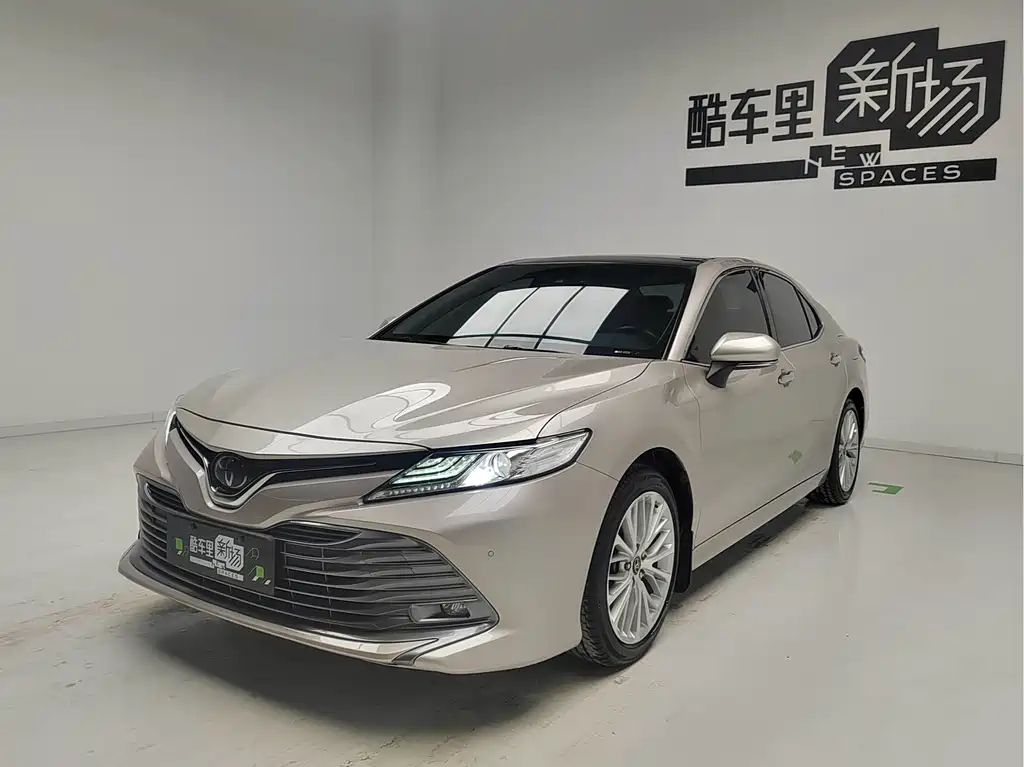 Toyota Camry — фото 1