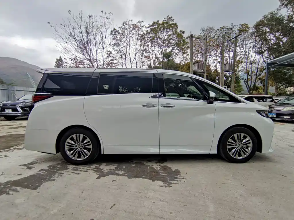 Toyota Alphard — фото 3
