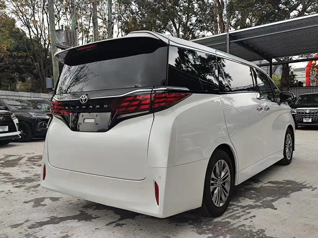 Toyota Alphard — фото 4