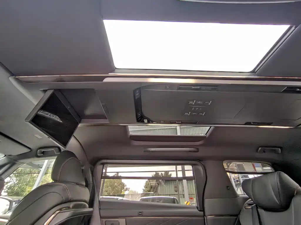 Toyota Alphard — фото 9