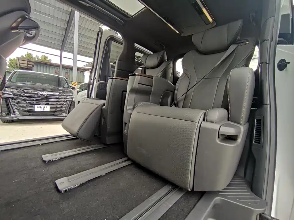 Toyota Alphard — фото 10