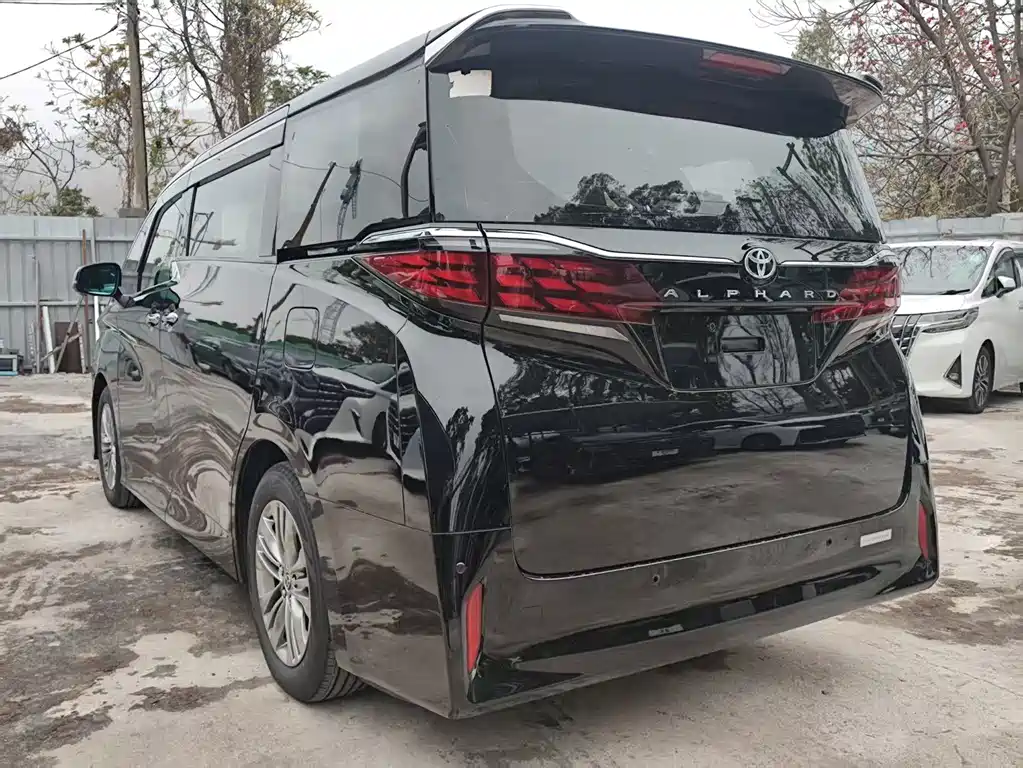 Toyota Alphard — фото 4