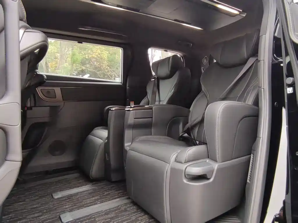 Toyota Alphard — фото 9