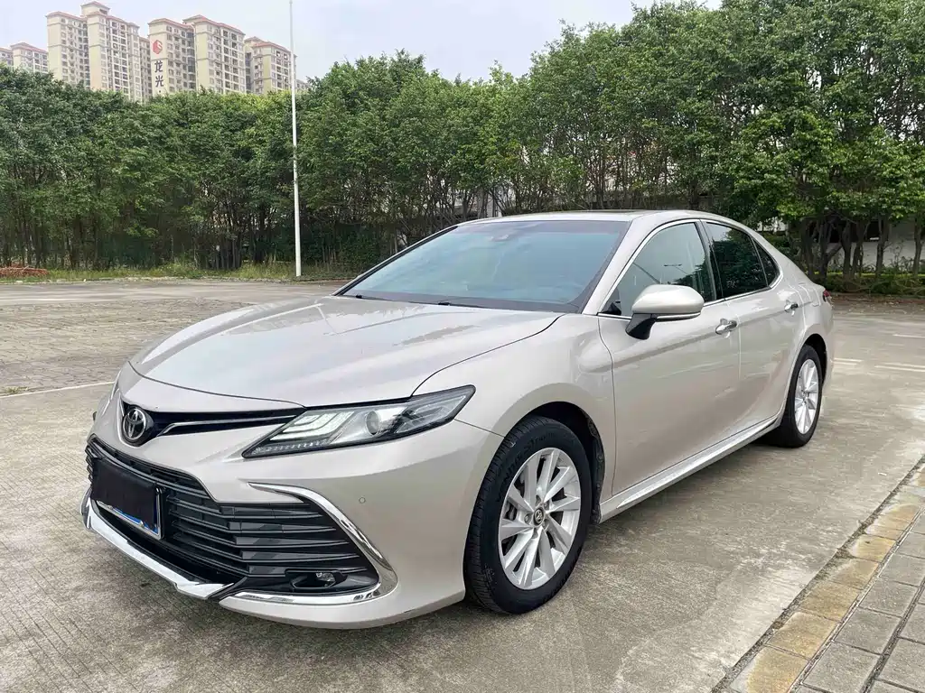 Toyota Camry — фото 1