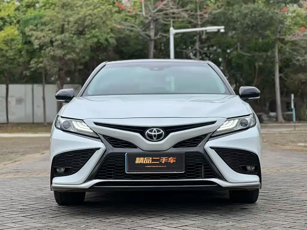 Toyota Camry — фото 2
