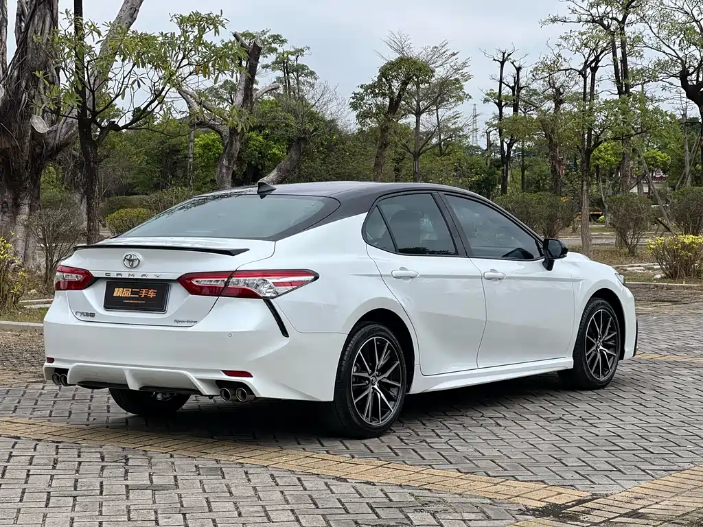 Toyota Camry — фото 11