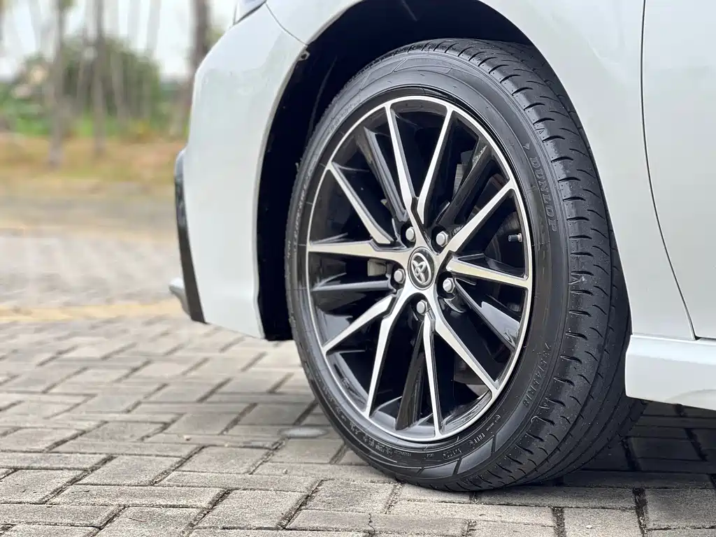 Toyota Camry — фото 16