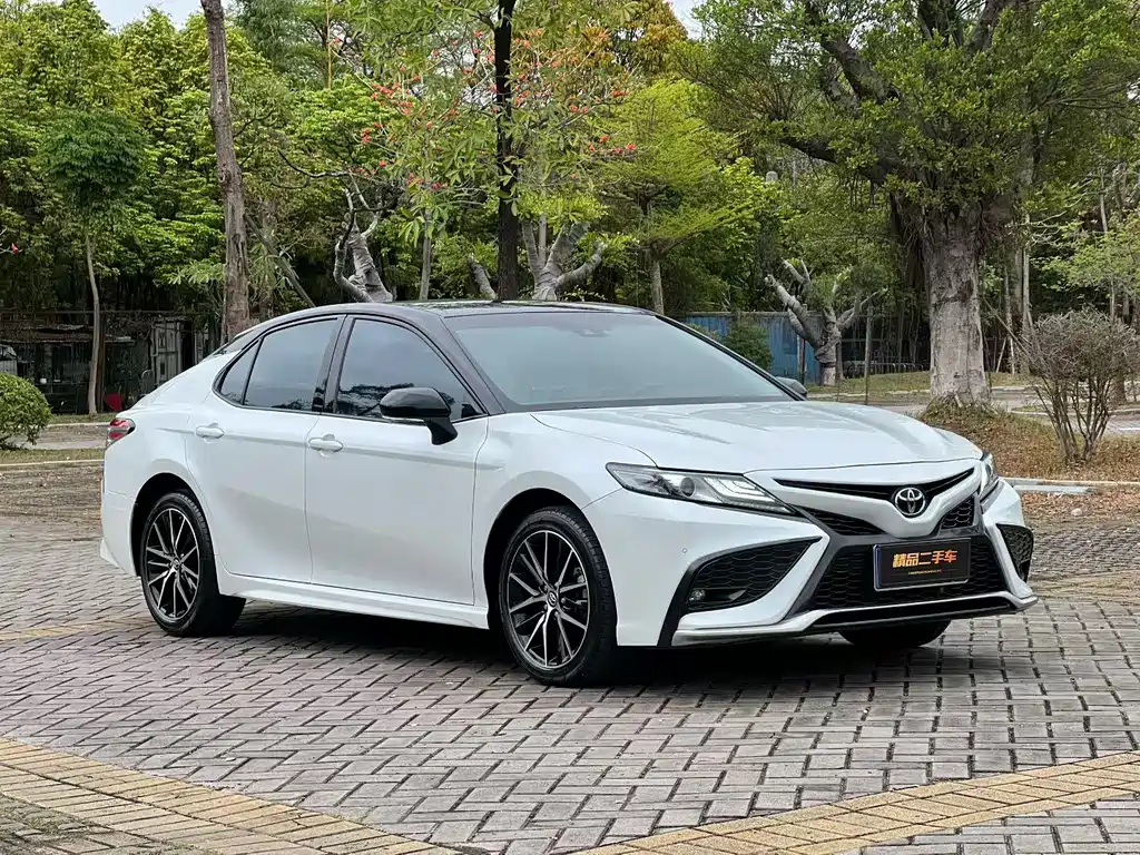 Toyota Camry — фото 3