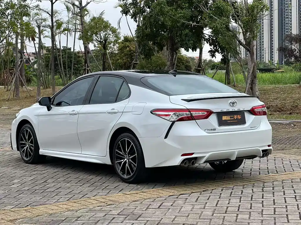 Toyota Camry — фото 5