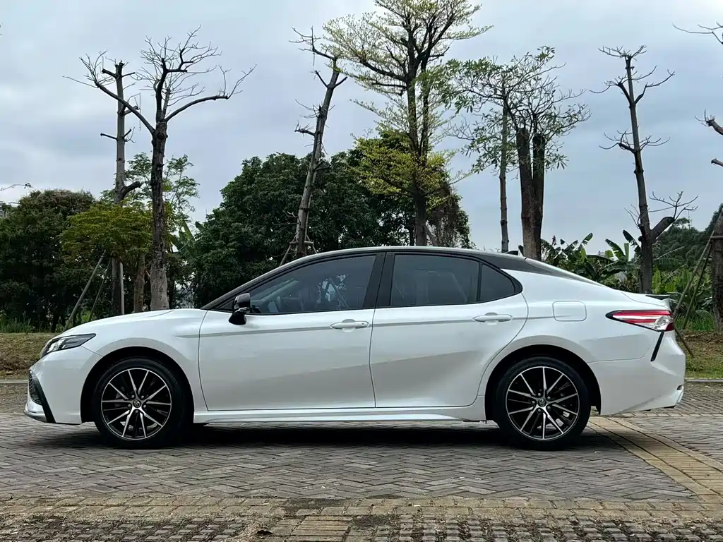 Toyota Camry — фото 6