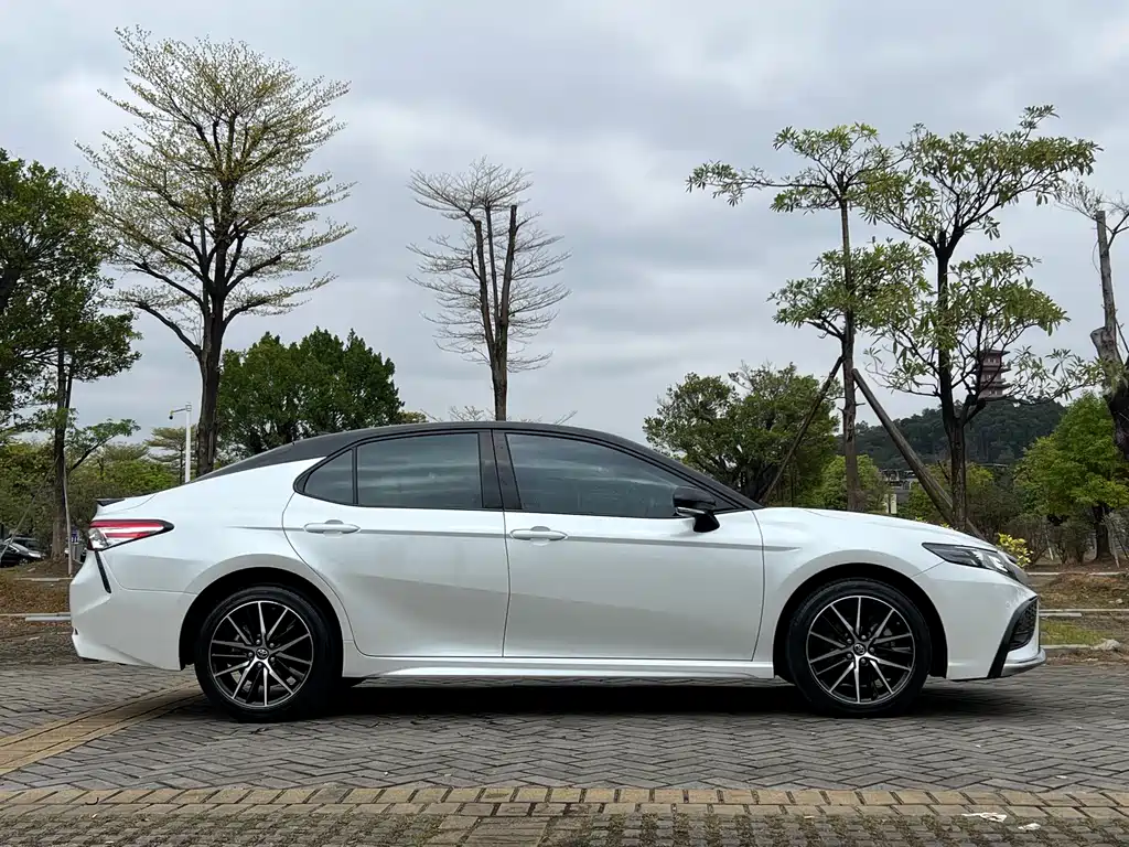 Toyota Camry — фото 10