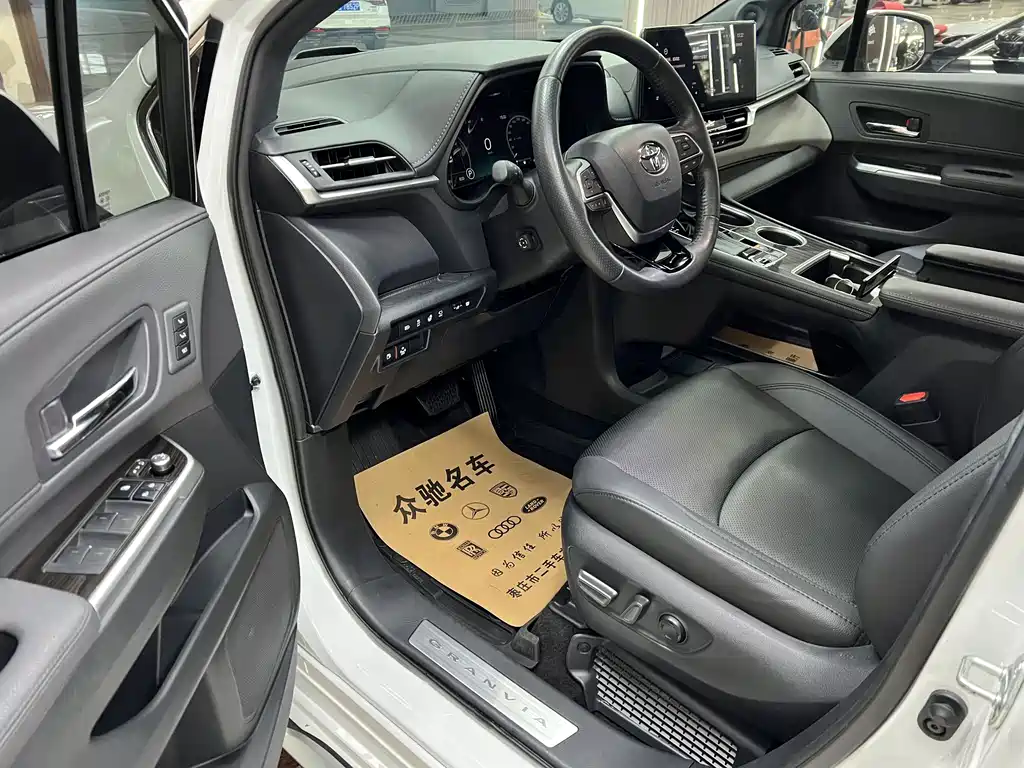 Toyota Granvia — фото 4