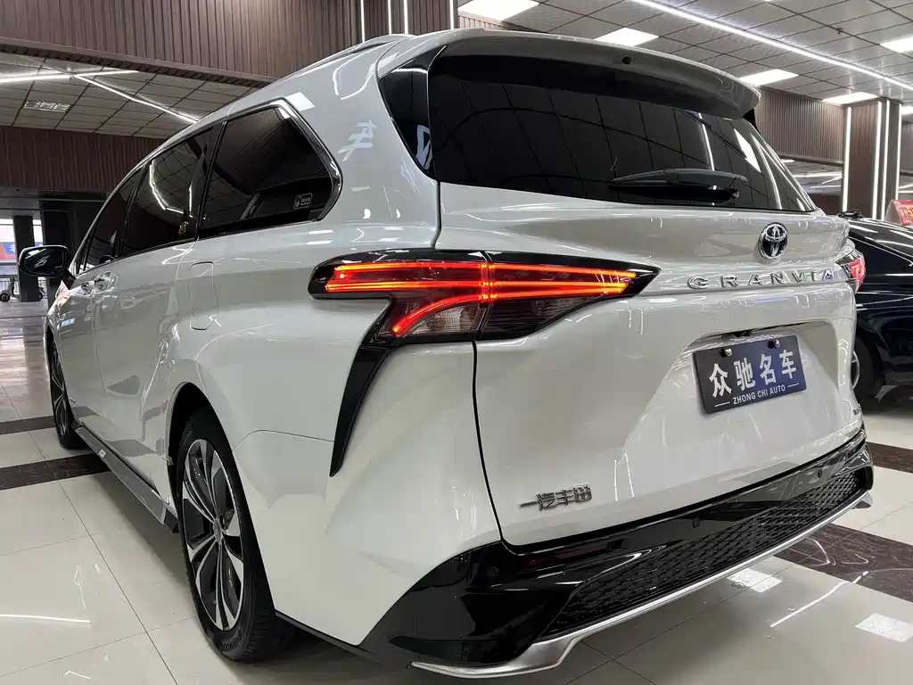 Toyota Granvia — фото 7