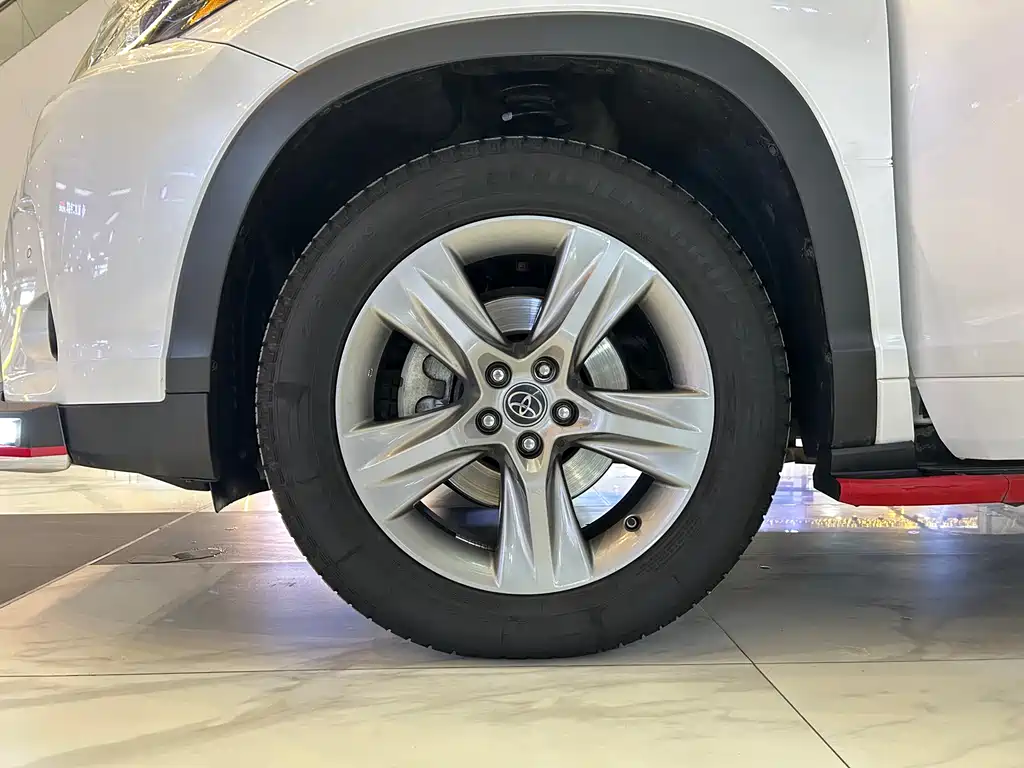 Toyota Highlander — фото 15