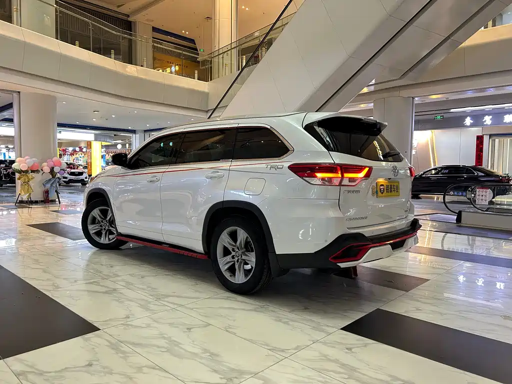 Toyota Highlander — фото 7